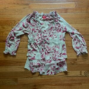 Cute top worn couple of times. Size xs